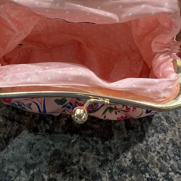 Classy vintage cosmetic brand from the vintage company. Never used - Picture 3 of 3